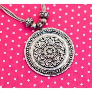 Vintage Silve Tone Floral Medallion Necklace 18 inch - P17